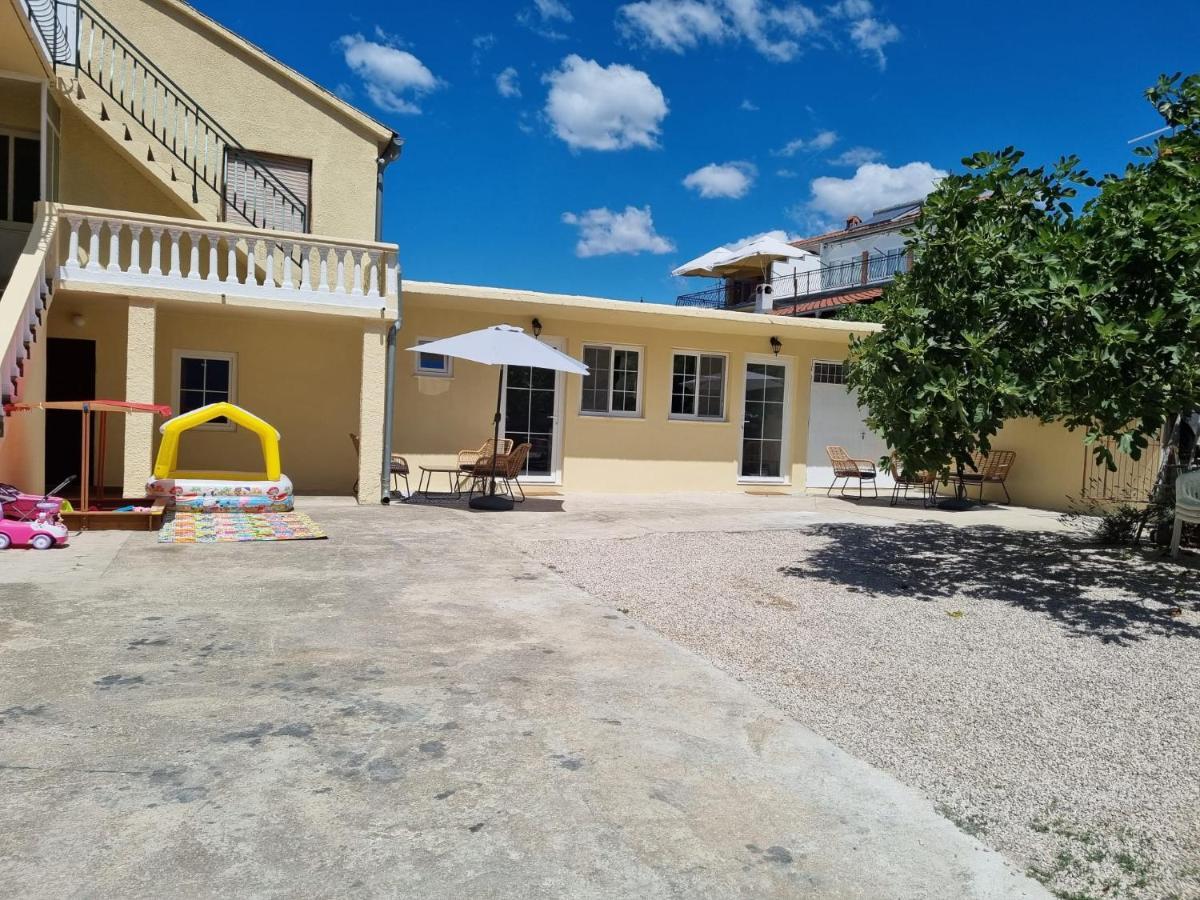 Apartmani Barbarosa Sveti Filip i Jakov Exteriör bild