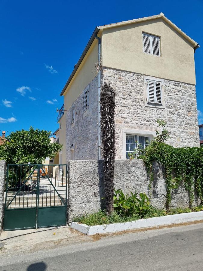 Apartmani Barbarosa Sveti Filip i Jakov Exteriör bild